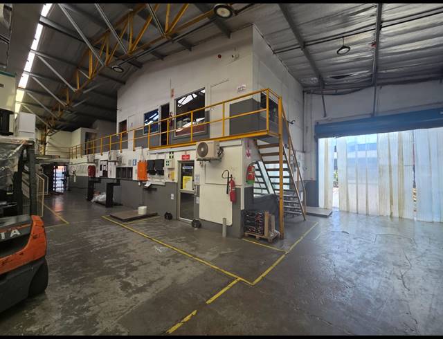 1,200M² WAREHOUSE FOR SALE IN SPRINGFIELD